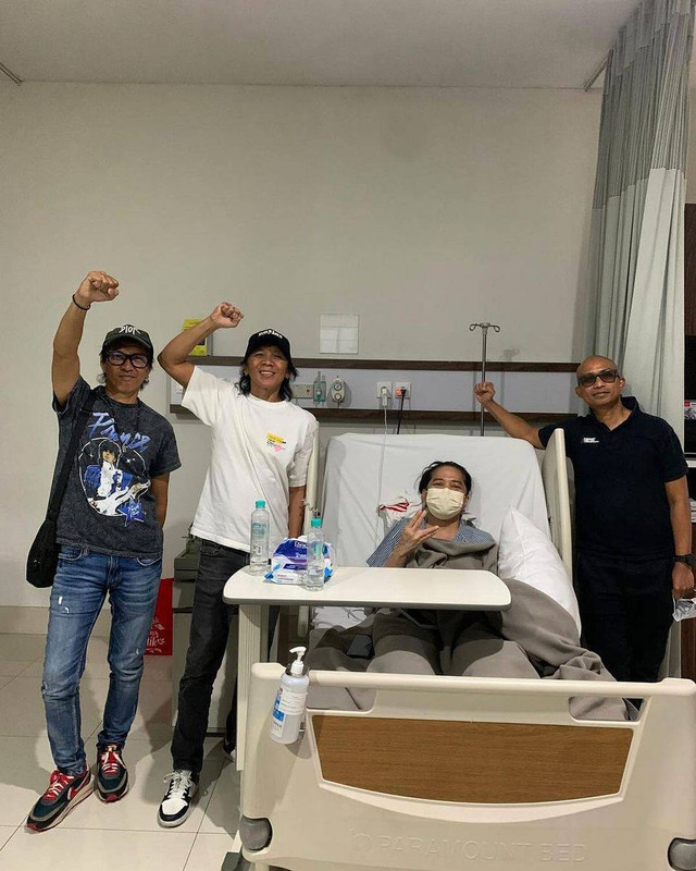 Personel Slank jenguk Abdee Negara di rumah sakit. Foto: Ig@slankdotcom