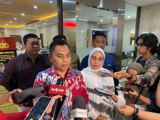 Mantan Kader PDIP, Tia Rahmania bersama kuasa hukumnya, Jupriyanto Purba di Bareskrim Polri usai konsultasi hukum masalah pemecatannya dari PDIP pada Jumat (27/9). Foto: Abid Raihan/kumparan