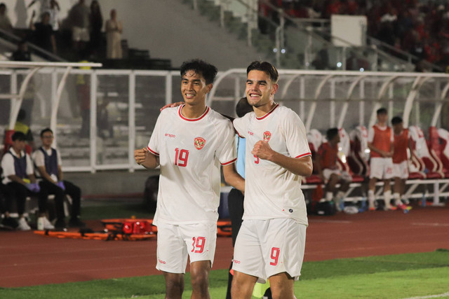 Selebrasi pemain Timnas U-20 Indonesia Jens Raven (9) dan Muhammad Ragil (19) usai menjebol gawang Timnas U-20 Timor Leste pada pertandingan Kualifikasi AFC U-20 Asian Cup di Stadion Madya, Jakarta, Jumat (27/9/2024). Foto: Jamal Ramadhan/kumparan