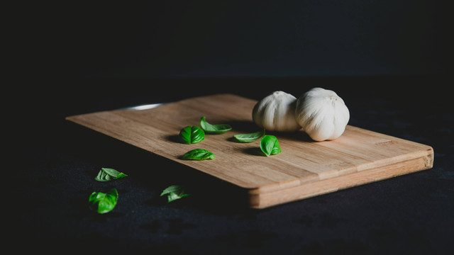 ilustrasi cara membuat pestisida nabati dari bawang putih dan daun pepaya. Unsplash/Sébastien Marchand