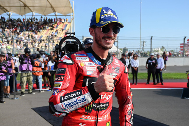 Pembalap Ducati Lenovo Team Francesco Bagnaia berfoto saat merayakan kemenangannya setelah balapan sprint MotoGP di Pertamina Mandalika International Street Circuit, Lombok Tengah, NTB, Sabtu (28/9/2024). Foto: Sonny Tumbelaka/AFP