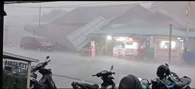 Kondisi atap Kantor Satpol PP rusak dihantam angin kencang. Foto: Dok. Istimewa