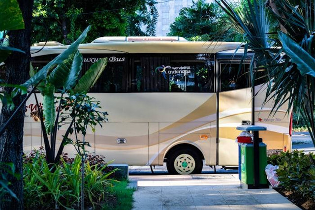 Jadwal Bus Sugeng Rahayu Bandung Surabaya. Foto hanyalah ilustrasi bukan tempat sebenarnya. Sumber: Unsplash/Hobi industri
