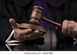 Ilustrasi palu sidang yang akan diketuk oleh hakim. Sumber foto: Shutterstock