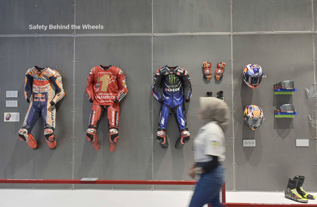 Pengunjung berjalan di dekat baju balap MotoGP yang dipajang di museum MotoGP di Pertamina Mandalika International Street Circuit, Kuta, Praya, Lombok Tengah, NTB, Minggu (29/9/2024). Foto: Ahmad Subaidi/ANTARA FOTO