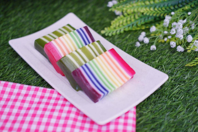 https://www.shutterstock.com/image-photo/kue-lapis-rainbow-sticky-layer-cake-2370180975