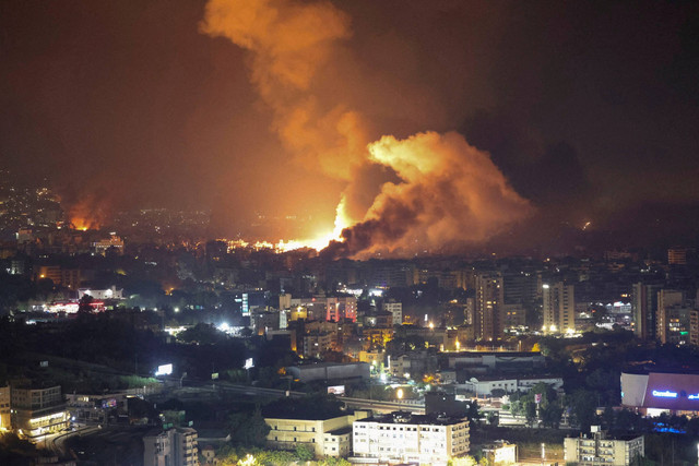 Asap mengepul dari lokasi serangan udara Israel yang menargetkan sebuah permukiman di pinggiran selatan Beirut, Lebanon, Sabtu (28/9/2024). Foto: Mohamed Azakir/REUTERS