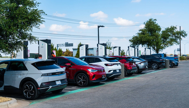 Ilustrasi mobil listrik di Amerika Serikat. Foto: Shutterstock