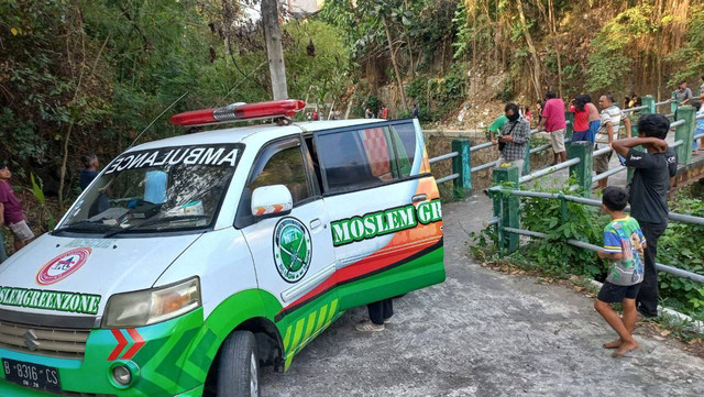 Mobil ambulan berada di lokasi penemuan bayi oleh warga di Sungai Winongo, Badran, Jetis, Kota Jogja, Daerah Istimewa Yogyakarta (DIY), Minggu (29/9/2024). Foto: dok. Polresta Jogja
