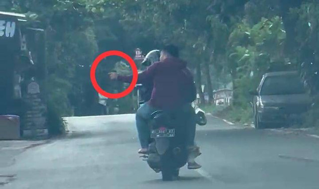 Seorang pria diduga acungkan senjata api di Jalan Way Sekampung, Rawa Laut, Tanjung Karang Timur. | Foto: istimewa