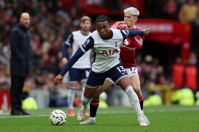 Pemain Manchester United Alejandro Garnacho berebut bola dengan pemain Tottenham Hotspur Destiny Udogie pada pertandingan Liga Inggris di Old Trafford, Manchester, Inggris, Minggu (29/9/2024). Foto: Lee Smith/REUTERS