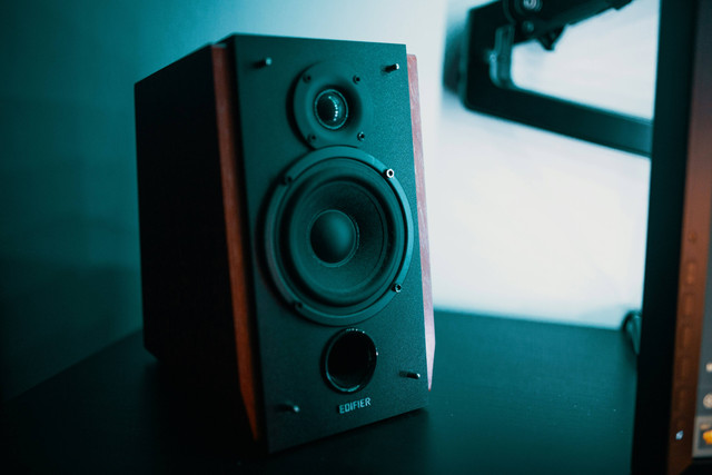 Speaker adalah salah satu alat penting yang perlu dipersiapkan untuk membuat sesi berkaraoke jadi lebih menyenangkan. Foto: Pexels.com