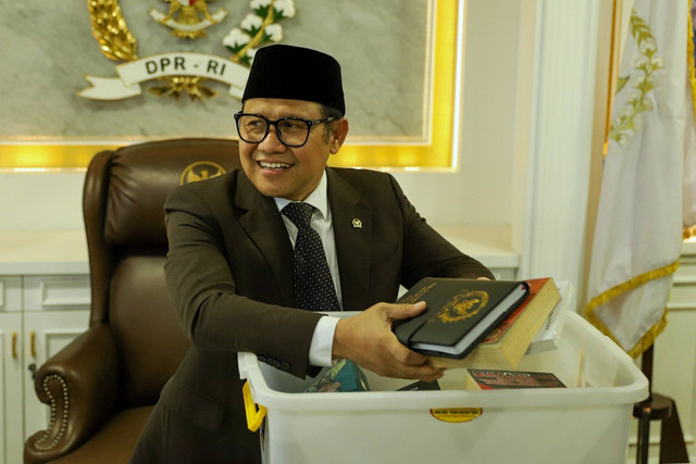 Wakil Ketua DPR RI Muhaimin Iskandar merapikan ruangannya di Gedung DPR RI, Jakarta, Senin (30/9/2024). Foto: Iqbal Firdaus/kumparan