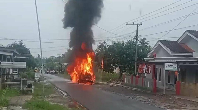Kebakaran minibus di Jalan Sukatani, Desa Sukatani, Kecamatan Kalianda, Lampung Selatan. | Foto: istimewa