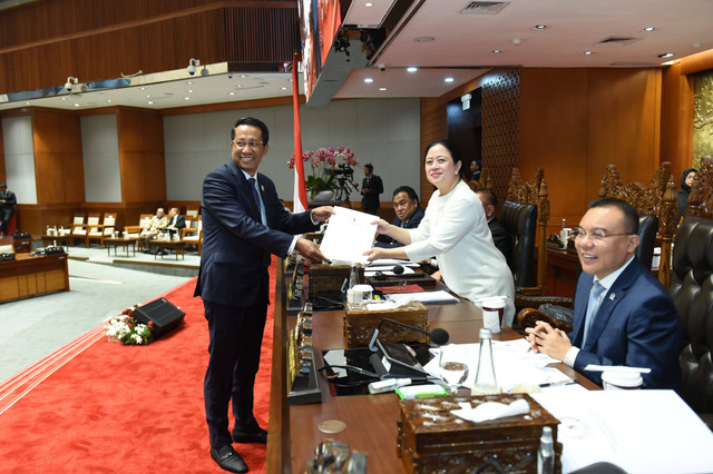 Menkumham Supratman Andi Agtas (kiri) dan ketua DPR RI Puan Maharani (kedua dari kanan) pada pengesahan RUU Perubahan Ketiga atas Undang-Undang Nomor 13 Tahun 2016 tentang Paten dalam Rapat Paripurna di Gedung DPR, Jakarta, Senin (30/9/2024). Foto: Dok. Kemenkumham