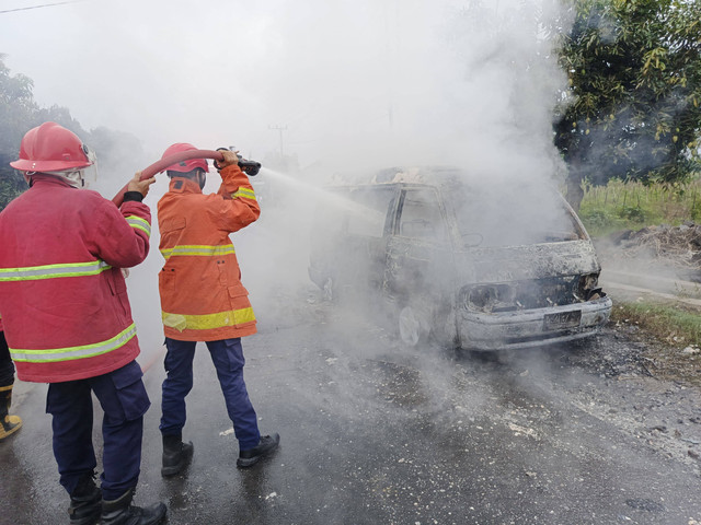 Kebakaran minibus di Jalan Sukatani, Desa Sukatani, Kecamatan Kalianda, Lampung Selatan. | Foto: istimewa