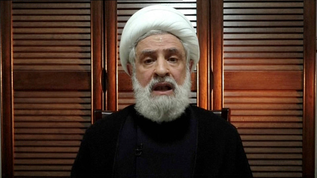 Wakil pemimpin Hizbullah Lebanon Sheikh Naim Qassem menyampaikan pidato pada Senin (30/9/2024). Foto: Al Manar TV/via REUTERS