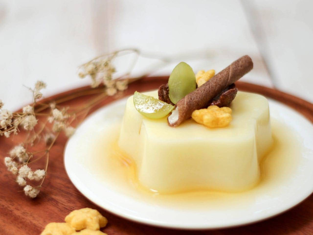 Sumber: https://www.shutterstock.com/image-photo/vanilla-soft-puding-caramel-sauce-2502055525