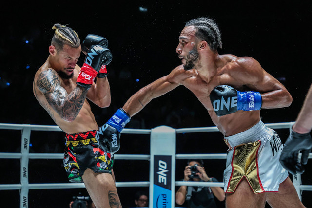 Alexis Nicolas (kanan) melayangkan pukulan pada Regian Eersel dalam laga perebutan gelar kickboxing ONE Championship pada April 2024. Foto: ONE Championship
