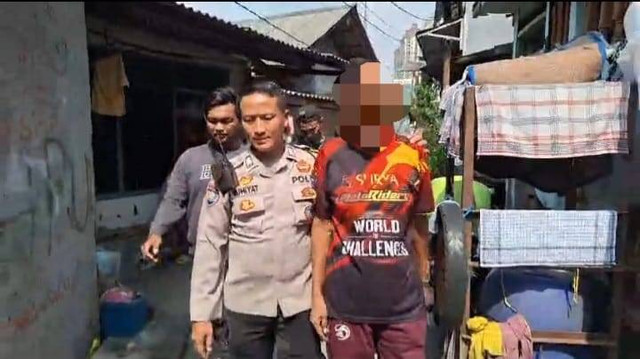 Lansia di Kemayoran saat ditangkap polisi karena mencabuli anak berkebutuhan khusus. Foto: Dok. Istimewa