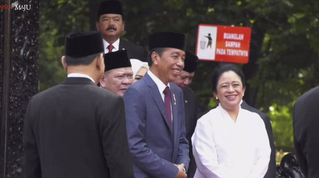 Momen Puan Maharani berbincang dengan Jokowi dan Prabowo usai upacara peringatan Hari Kesakitan Pancasila 2024 di Monumen Pancasila Sakti, Lubang Buaya, Jakarta Timur, Selasa (1/10/2024). Foto: Youtube/ Sekretariat Presiden