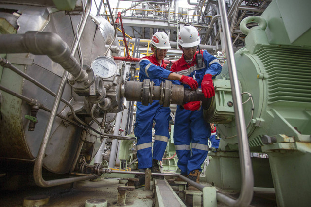 Petugas memeriksa instrumen produksi di Crude Destillation Unit (CDU) Kilang Pertamina Internasional (KPI) Unit Balongan di Indramayu, Jawa Barat. Foto: Dhedez Anggara/ANTARA FOTO