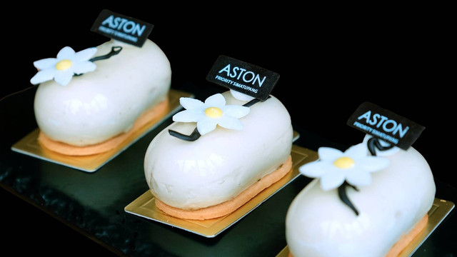 Hidangan berbahan dasar bunga melati ini bernama Jasmine Tea Mousse dan menjadi salah satu rekomendasi dessert yang wajib dicoba ketika berada di Hotel ASTON Priority Simatupang. Foto: Dok. Aston