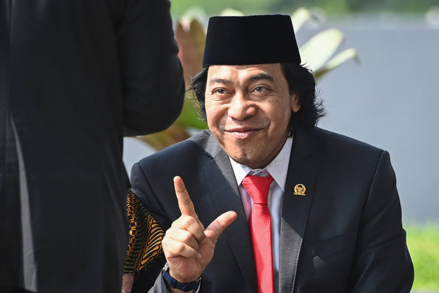 Anggota DPD terpilih masa bakti 2024-2029, Alfiansyah alias Komeng, tiba di Gedung Nusantara untuk mengikuti pelantikan Prabowo-Gibran di Kompleks Parlemen Senayan, Jakarta, Selasa (20/10/2024). Foto: Dhemas Reviyanto/ANTARA FOTO