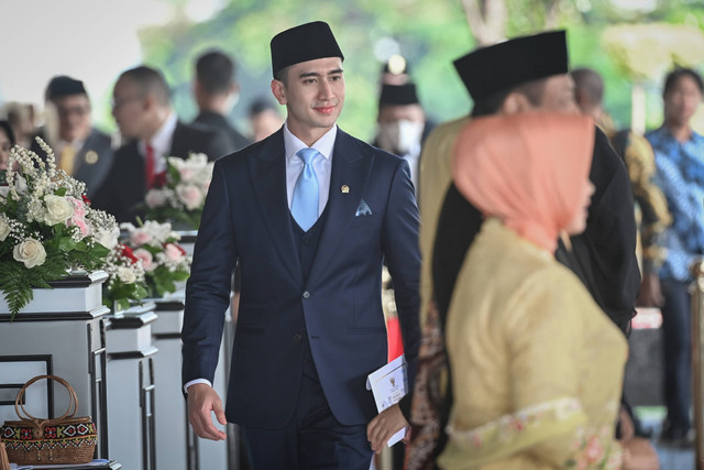 Selebritis yang terpilih menjadi anggota DPR terpilih periode 2024-2029 dari PAN Verrell Bramasta tiba di Gedung Nusantara untuk mengikuti pelantikan di Kompleks Parlemen, Senayan, Jakarta, Selasa (1/10/2024). Foto: Indrianto Eko Suwarso/ANTARA FOTO