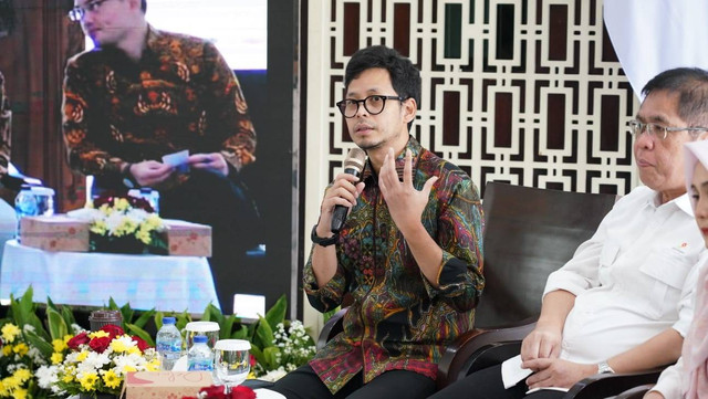 Direktur Pembinaan Hulu Minyak dan Gas Bumi Ariana Soemanto memberikan sosialisasi aturan gross split baru di Kementerian ESDM, Jakarta, Selasa (1/10/2024). Foto: Kementerian ESDM