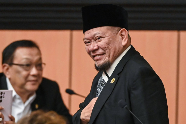 Bakal calon Ketua DPD 2024-2029 La Nyalla Mattalitti berjalan saat mengikuti sidang pemilihan pimpinan DPD masa jabatan 2024-2029 di Ruang Paripurna Nusantara V, Kompleks Parlemen, Jakarta, Selasa (1/10/2024). Foto: Aditya Pradana Putra/ANTARA FOTO