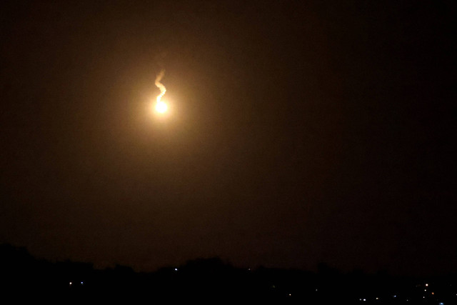 Suar api menyala di langit setelah terjadi tembakan rudal di perbatasan Israel-Lebanon. Foto: Aziz Taher/REUTERS