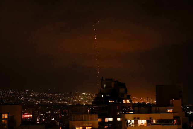 Ilustrasi serangan rudal targetkan Israel. Foto: Louisa Gouliamaki/REUTERS