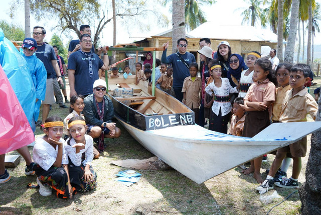 Tim PT Insight Investment Management dan Yayasan Insan Bumi Mandiri bersama anak-anak dan nelayan lokal di Desa Tanjung Boleng, merayakan peresmian Program Desa Energi Insight yang bertujuan untuk memberdayakan masyarakat melalui teknologi energi terbarukan.