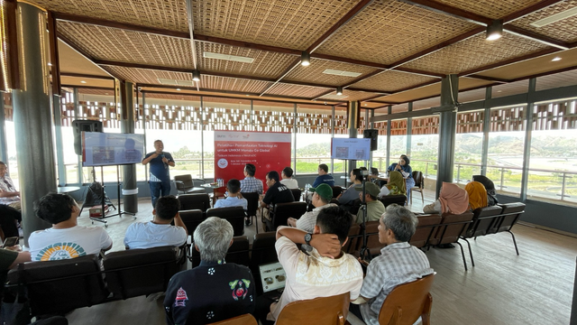 Para peserta UMKM Lombok saat mengikuti pelatihan “Pemanfaatan Teknologi AI untuk UMKM Menuju Go Global” yang digelar oleh Telkom Indonesia melalui NeutraDC, di Bale 360, Mandalika, Lombok, NTB, Senin, (1/10/2024). Foto: Dok. Telkom
