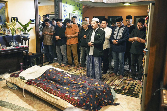 Anies Baswedan melayat ke rumah duka Marissa Haque.  Foto: Instagram/ @aniesbaswedan