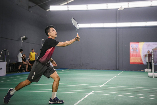 Ilustrasi Arah bola yang benar hasil pukulan servis forehand panjang pada permainan bulutangkis adalah, sumber gambar: unsplash/Irish83