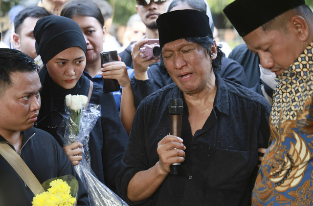 Musisi Ikang Fawzi beserta keluarga saat mengantarkan jenazah istrinya Marissa Haque di TPU Tanah Kusir, Jakarta, Rabu, (2/10/2024). Foto: Agus Apriyanto