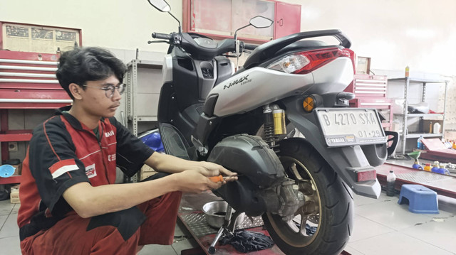 Suasana servis motor di Yamaha Putera Ragunan. Foto: Fitra Andrianto/kumparan