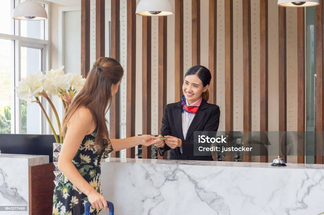 Sumber: https://www.istockphoto.com/id/foto/resepsionis-wanita-asia-muda-di-konter-hotel-berbicara-dengan-wisatawan-wanita-kabur-gm1841277450-551394376?utm_source=pixabay&utm_medium=affiliate&utm_campaign=SRP_image_sponsored&utm_content=https%3A%2F%2Fpixabay.com%2Fimages%2Fsearch%2Frecepcionist%2F&utm_term=receptionist