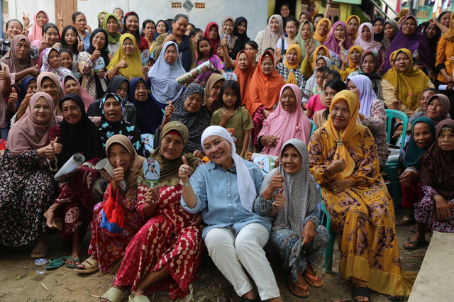 Kedekatan Calon Bupati Muba nomor urut 1, Hj. Lucianty bersama warga Muba. (ist)