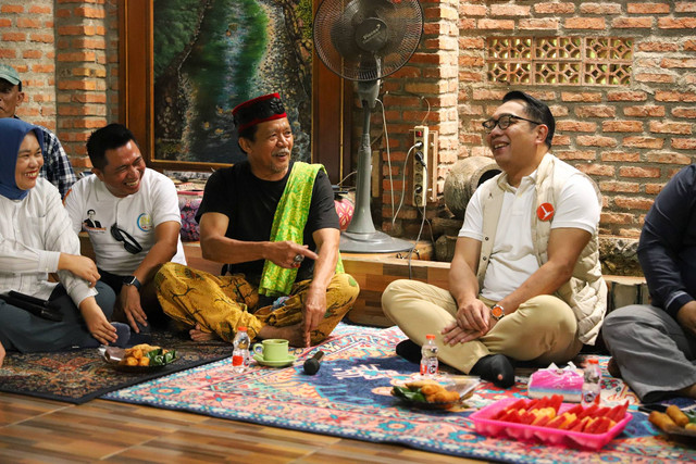 Calon Gubernur Jakarta Ridwan Kamil mengunjungi Padepokan Condet Ciliwung, Jakarta Timur, Kamis (3/10/2024). Foto: Iqbal Firdaus/kumparan
