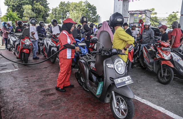 Petugas melayani pengisian bahan bakar minyak (BBM) pada kendaraan di salah satu SPBU Kamis (3/10/2024). Foto: ANTARA FOTO/Andri Saputra