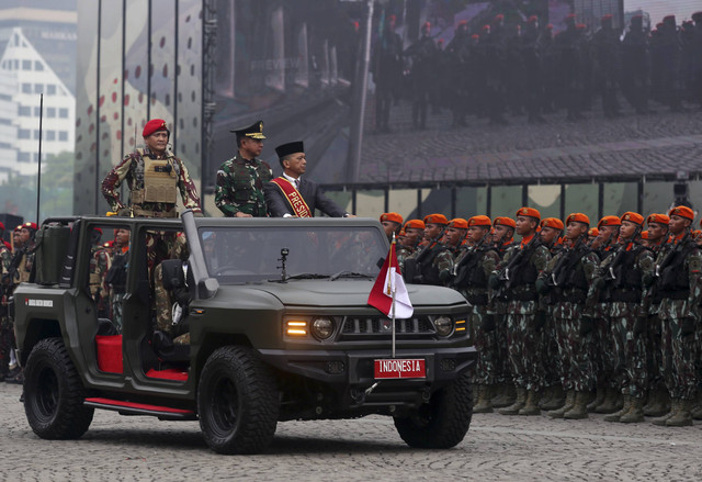 Panglima TNI Jenderal TNI Agus Subiyanto (kedua kanan) bersama Komandan Upacara Mayjen TNI Djon Afriandi (kiri) memeriksa pasukan dalam gladi bersih Hari Ulang Tahun ke-79 TNI di Lapangan Silang Monumen Nasional, Jakarta Pusat, Kamis (3/10/2024). Foto: Muhammad Iqbal/ANTARA FOTO