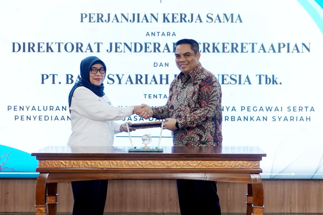 Direktorat Jenderal Perkeretaapian Jujun Endah Wahjuningrum Sekretaris (kiri) dan Direktur Sales & Distribution BSI Anton Sukarna (kanan) pada penandatanganan kerja sama payroll. Foto: Dok. BSI