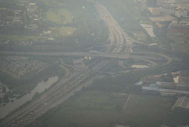 Suasana Kota Jakarta yang tertutup polusi terlihat dari pesawat di Jakarta, Jumat (4/10). Foto: Darryl Ramadhan/kumparan