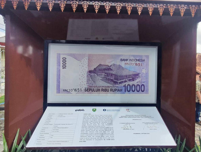 Monumen uang pecahan Rp 10 ribu di Museum Balaputradewa Palembang, Foto : Abdullah Toriq/Urban Id