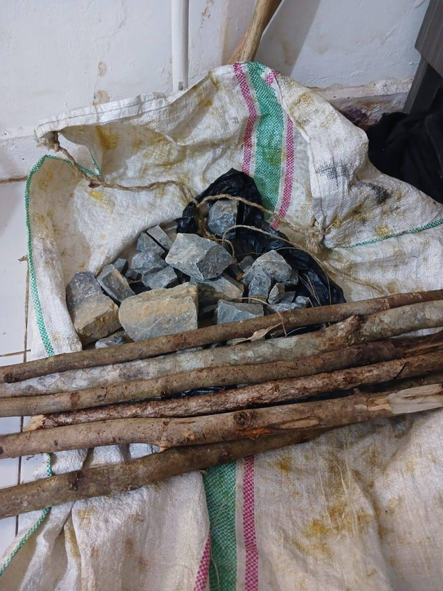 Polisi mengamankan batu dan kayu yang diduga dipakai untuk melempar kendaraan. Foto: Dok. Polres Sintang
