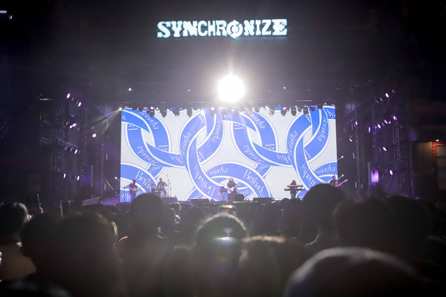 Bernadya tampil pada Synchronize Fest 2024 di JIExpo Kemayoran, Jakarta, Jumat (4/10/2024). Foto: Jamal Ramadhan/kumparan