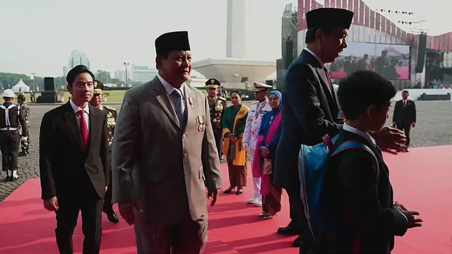 Jokowi, Gibran, Prabowo, tiba di acara HUT ke-79 TNI. Foto: Youtube/ Puspen TNI